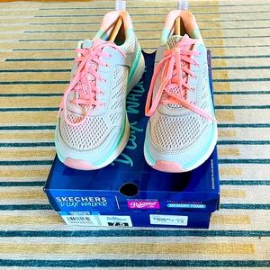 Skechers Deluxe Walkers shoes with memory foam women’s 7.5